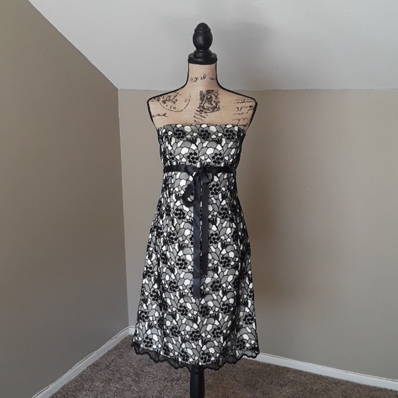 Alexia Admor Dresses & Skirts - Alexia Admor New York Strapless Lace Dress